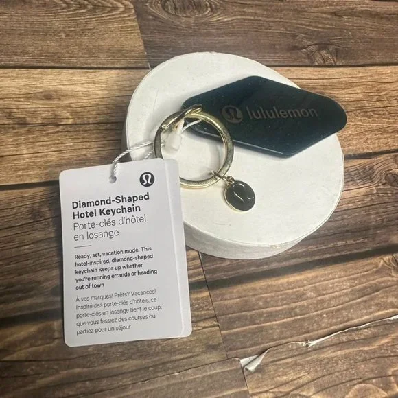 Lululemon Diamond Shaped Hotel Keychain NWT ONE SIZE (SMTL/GOLD) - Picture 2 of 9